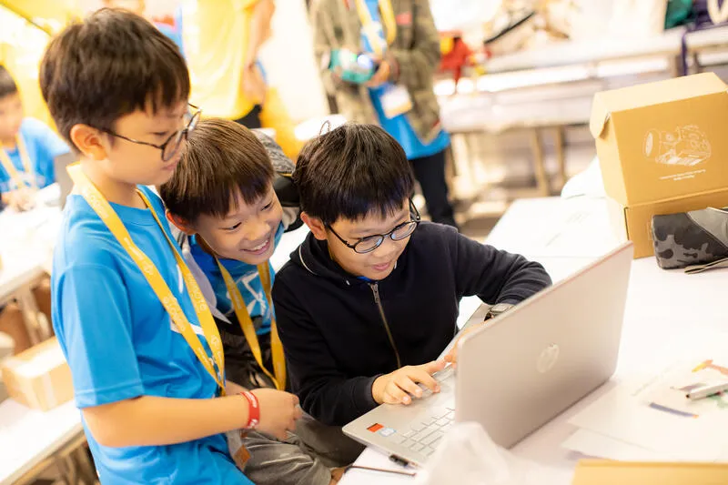Kids coding together